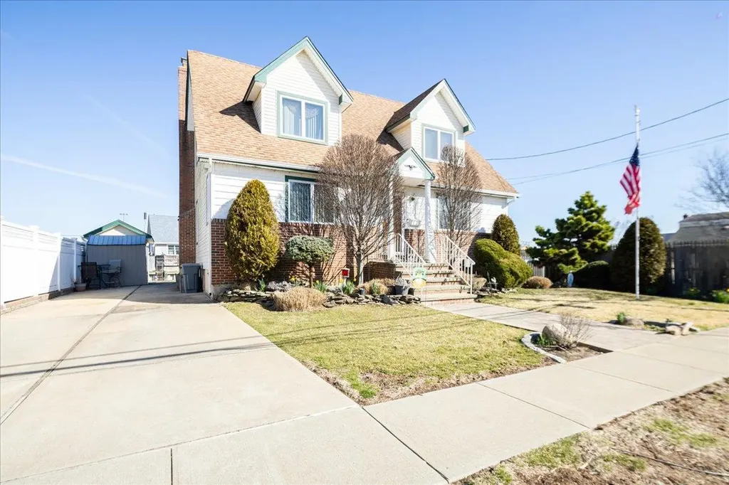 92 Hampton Place Freeport NY 11520