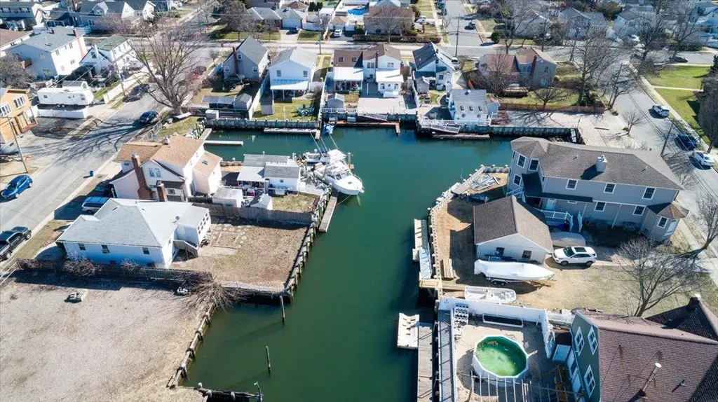 92 Hampton Place Freeport NY 11520