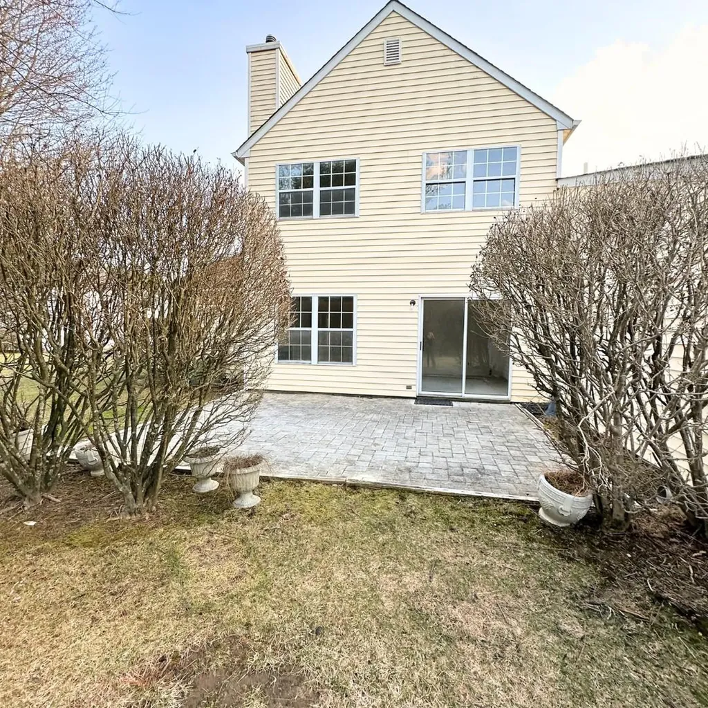 6 Doe Path Coram NY 11727