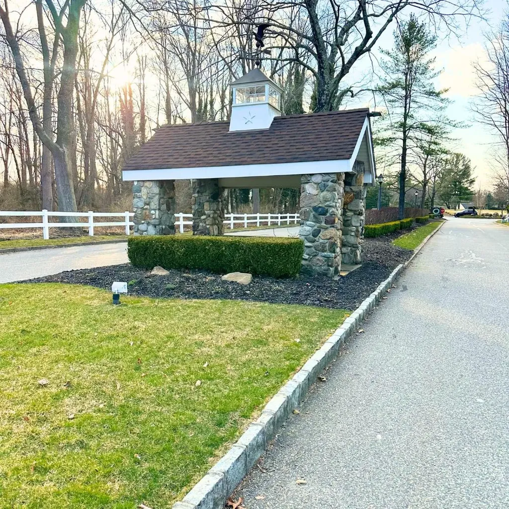 6 Doe Path Coram NY 11727
