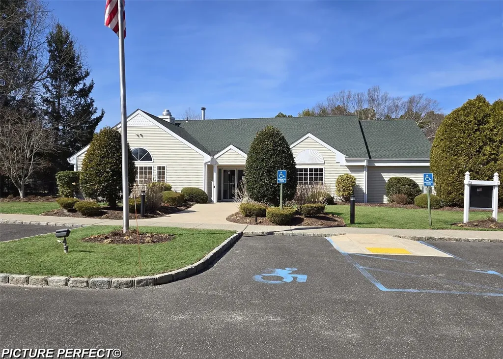286 Ranch Circle Manorville NY 11949