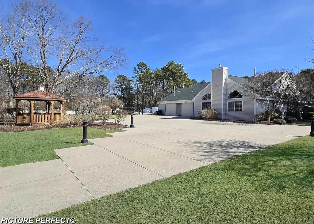 286 Ranch Circle Manorville NY 11949