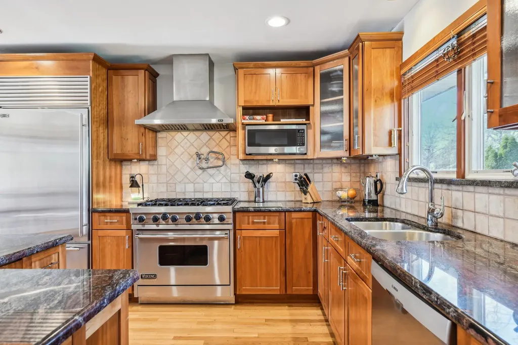 12 Colgate Road Greenlawn NY 11740