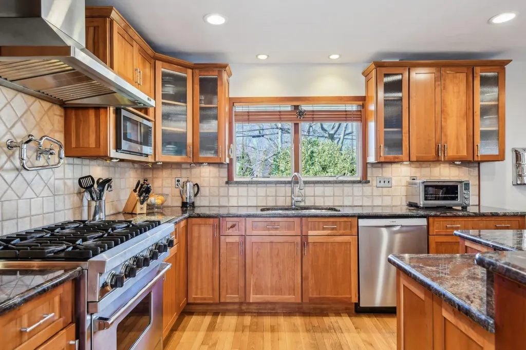 12 Colgate Road Greenlawn NY 11740