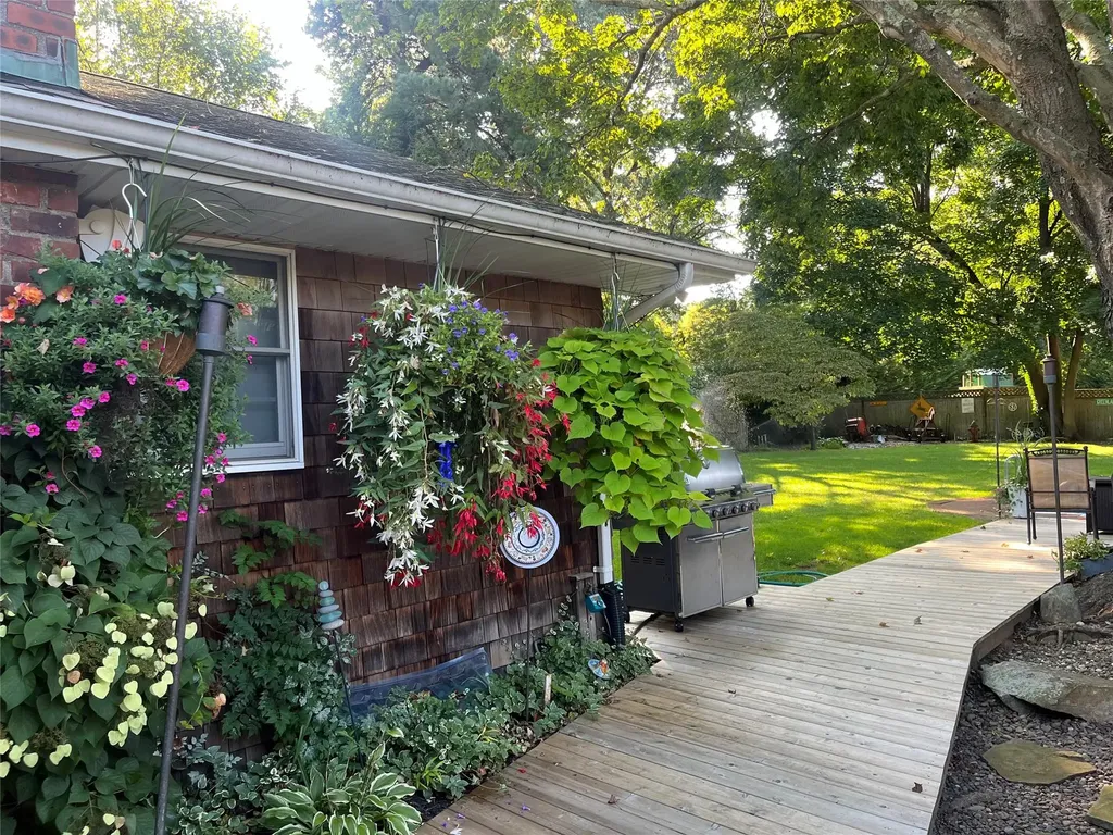12 Colgate Road Greenlawn NY 11740