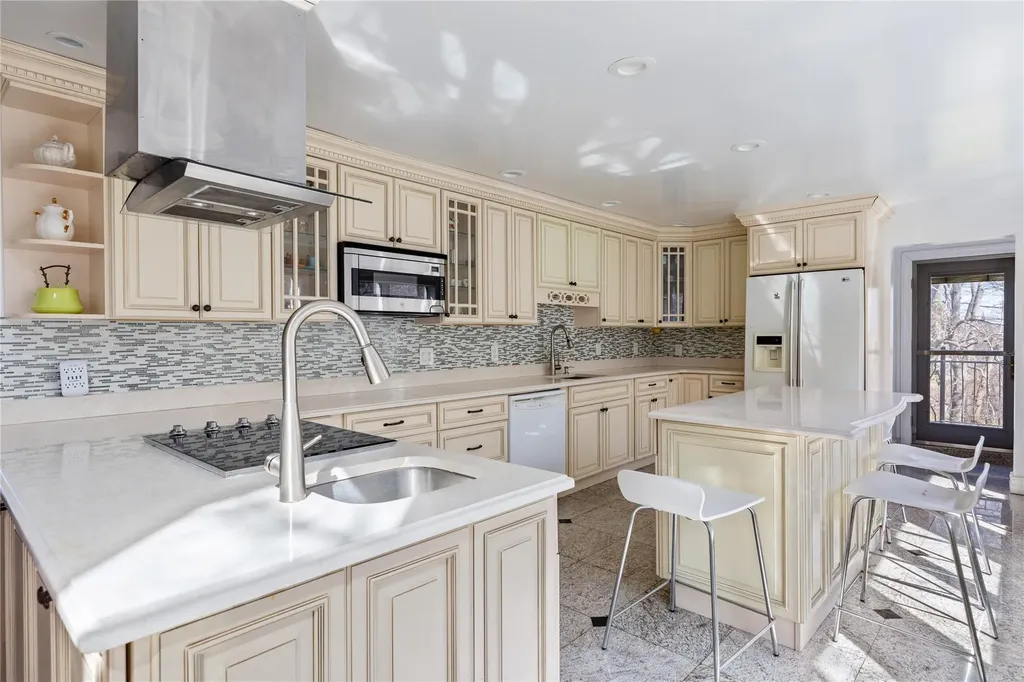 15 Hoffstot Lane Sands Point NY 11050