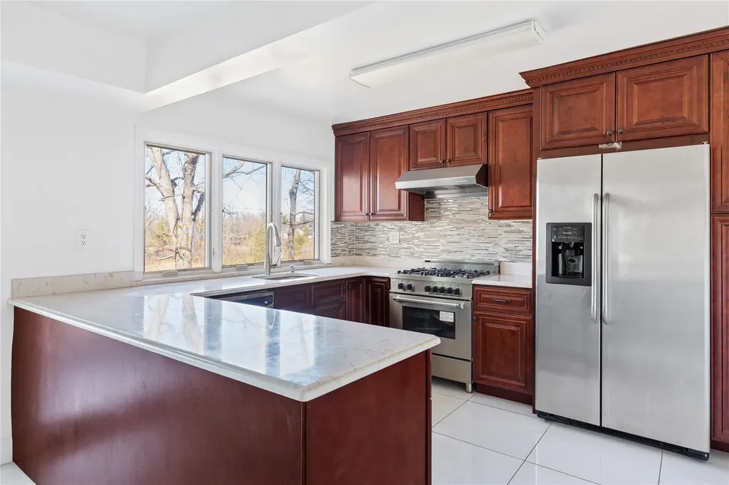 15 Hoffstot Lane Sands Point NY 11050