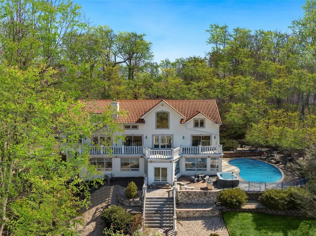 15 Hoffstot Lane Sands Point NY 11050