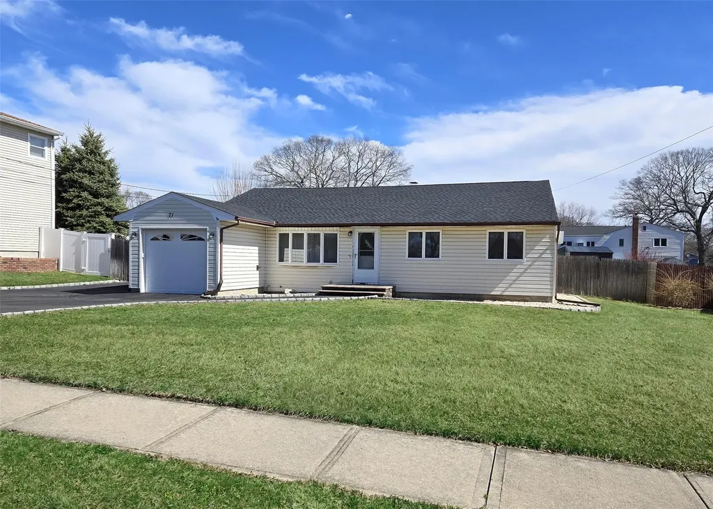 71 Rose Place Selden NY 11784