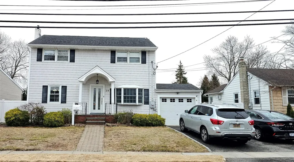 28 Leibrock Avenue Babylon NY 11757