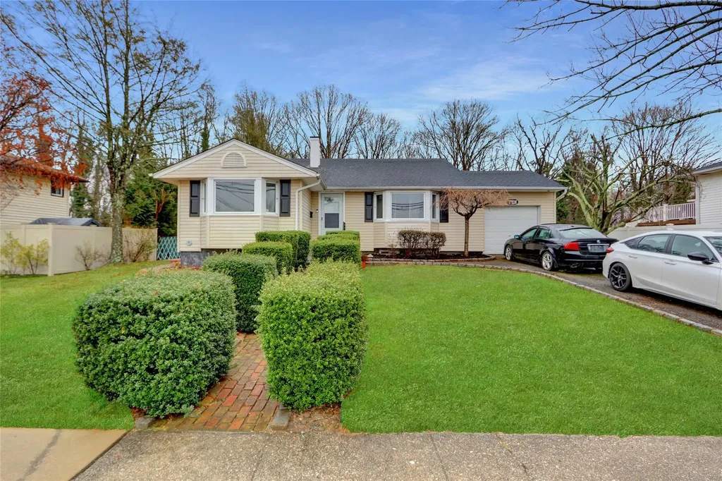 10 Sunburst Drive Babylon NY 11729