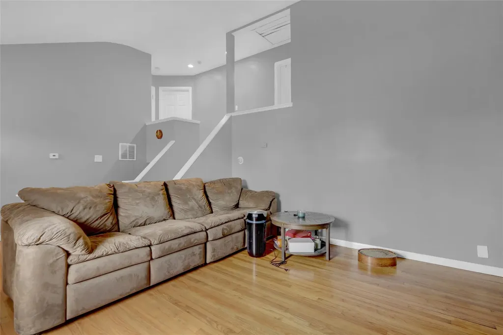 10 Sunburst Drive Deer Park NY 11729