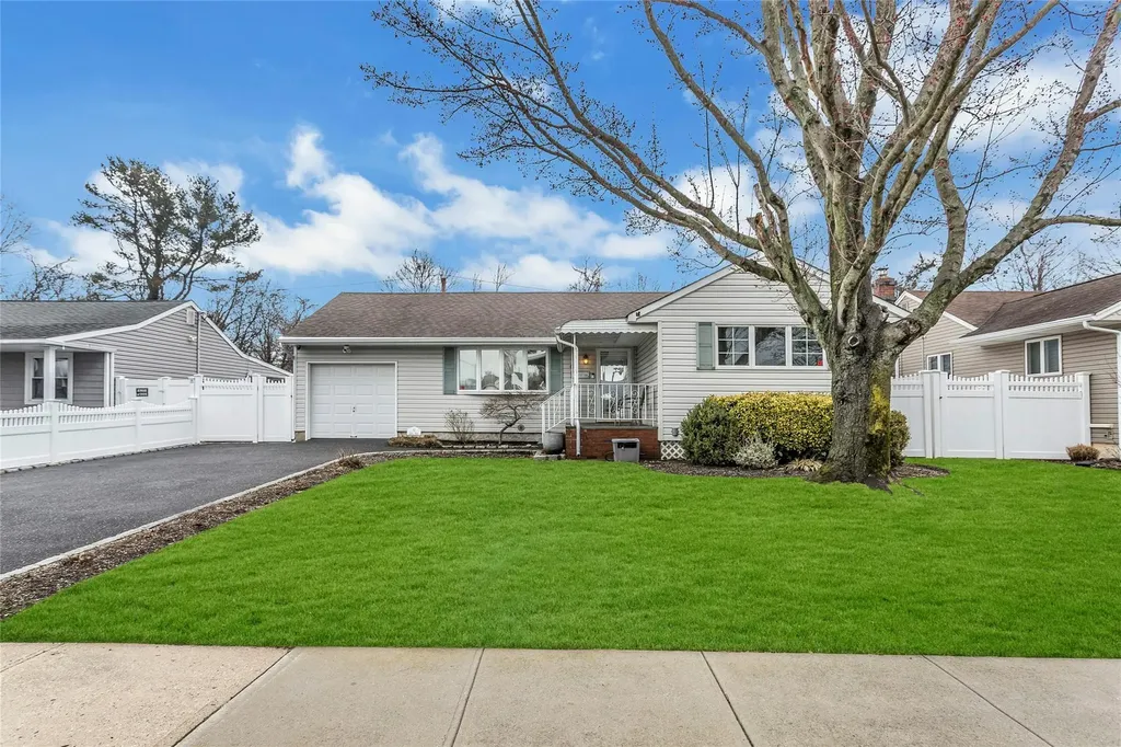 61 Essex Road Bethpage NY 11714