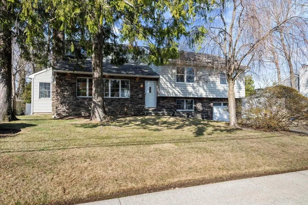 16 Hemlock Drive Syosset NY 11791
