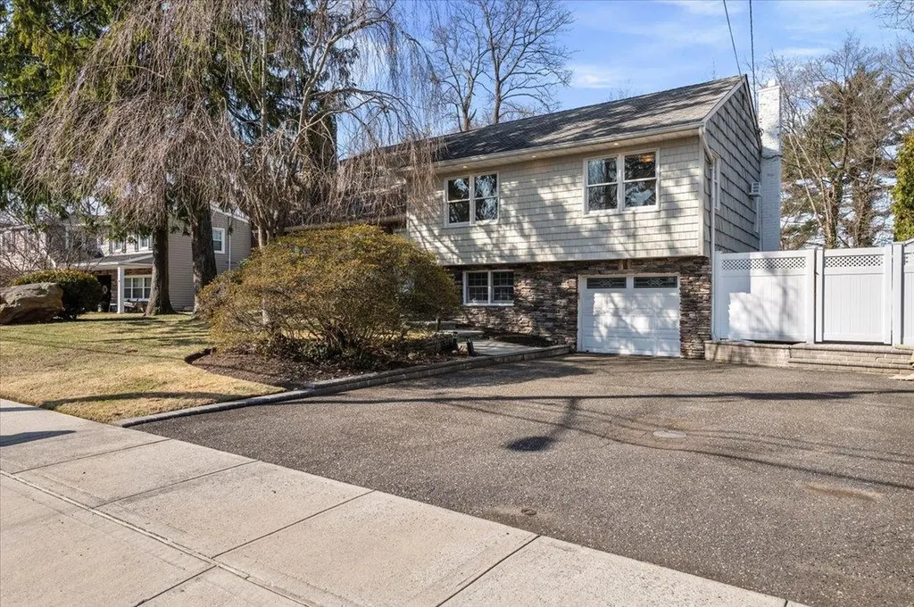 16 Hemlock Drive Syosset NY 11791