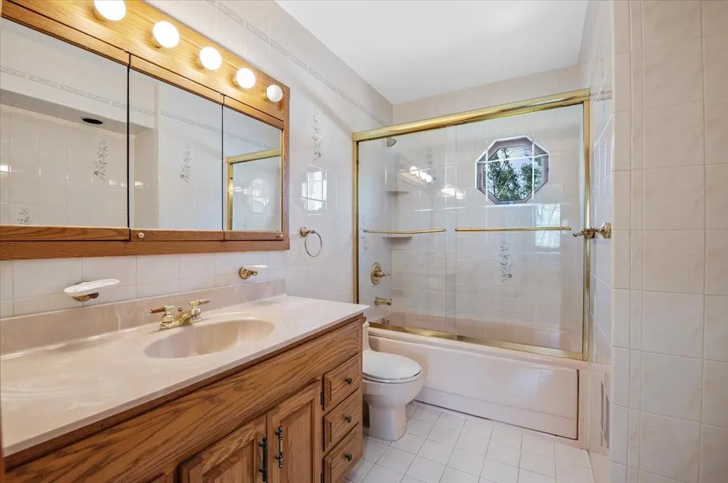 16 Hemlock Drive Syosset NY 11791