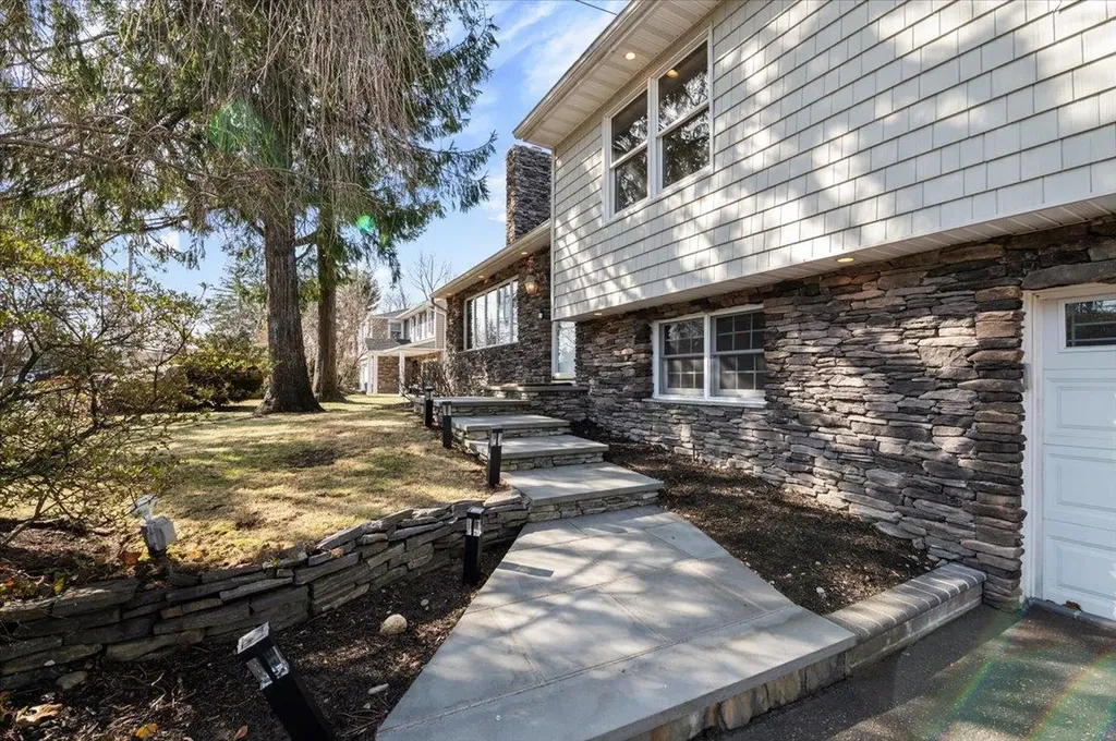 16 Hemlock Drive Syosset NY 11791