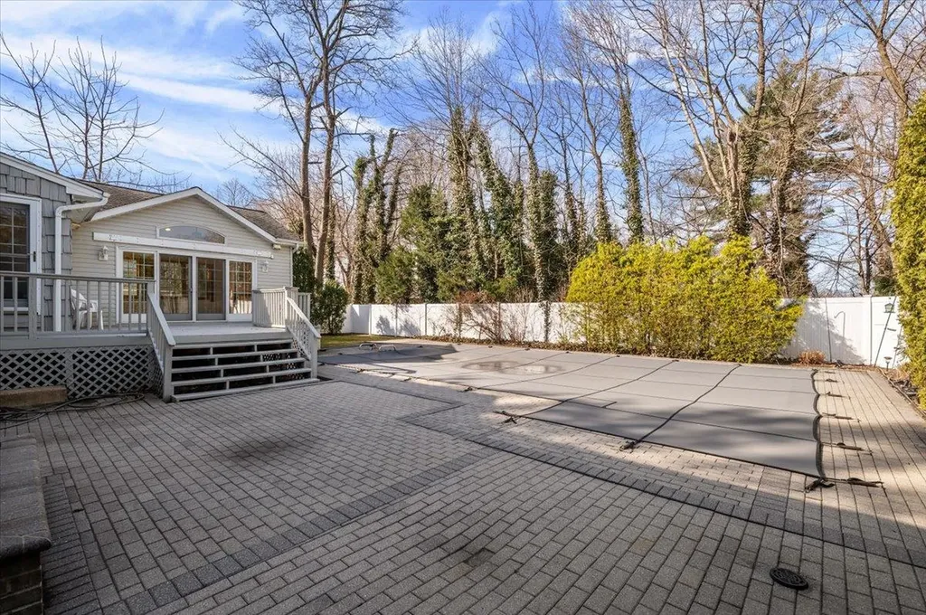 16 Hemlock Drive Syosset NY 11791