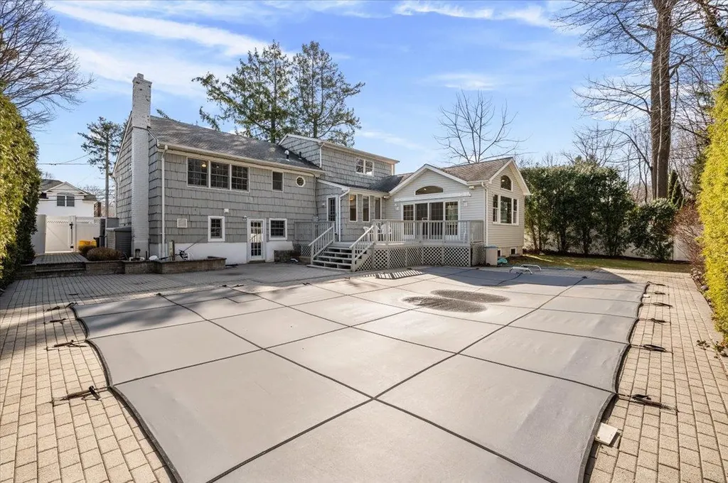 16 Hemlock Drive Syosset NY 11791