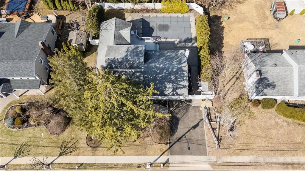 16 Hemlock Drive Syosset NY 11791