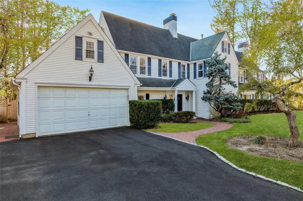 20 Ridge Drive W Great Neck NY 11021
