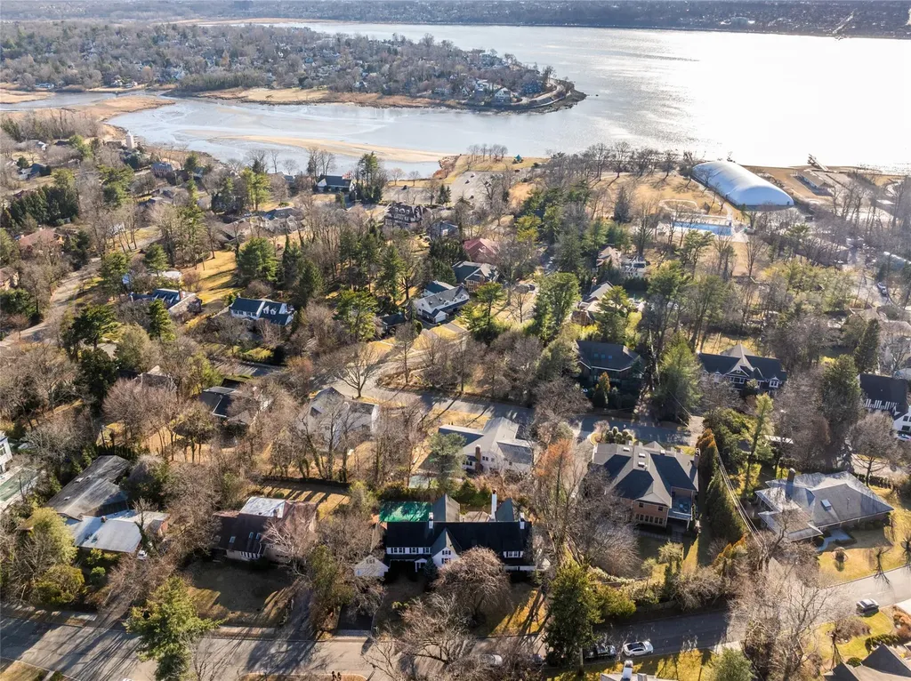 20 Ridge Drive W Great Neck NY 11021