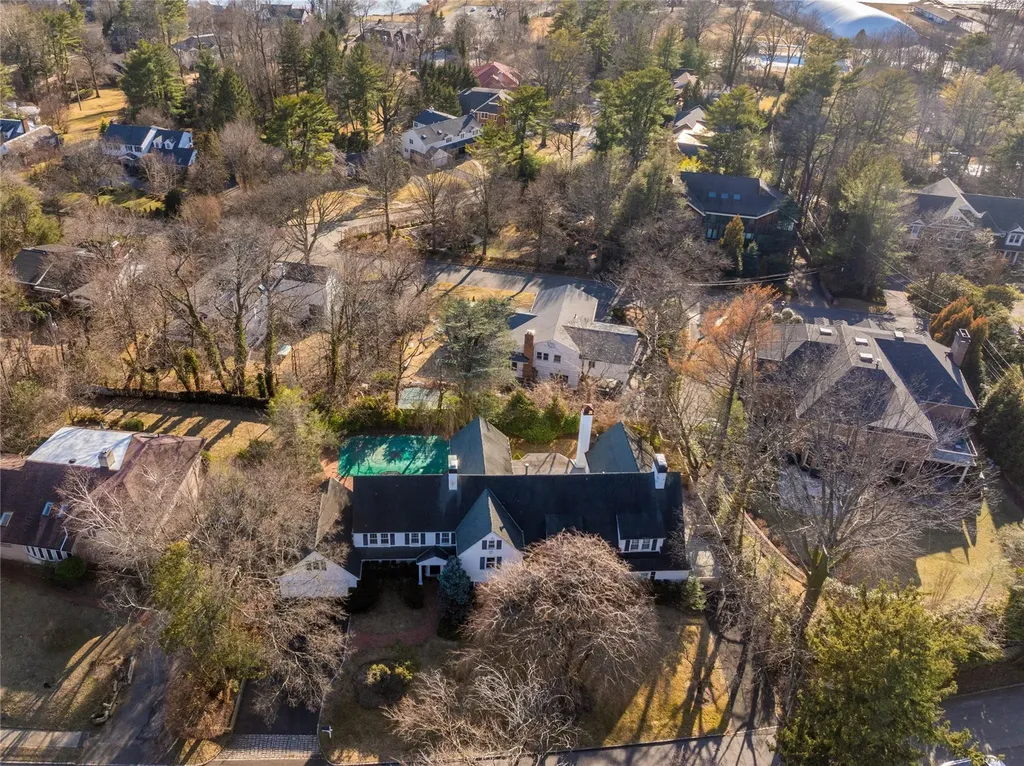 20 Ridge Drive W Great Neck NY 11021