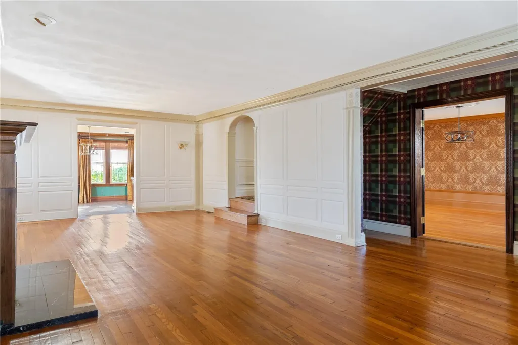 20 Ridge Drive W Great Neck NY 11021