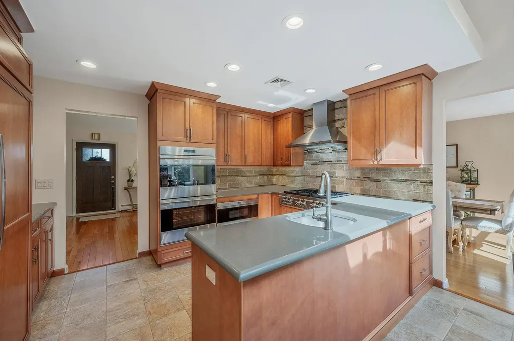 17 Pound Ridge Road Plainview NY 11803