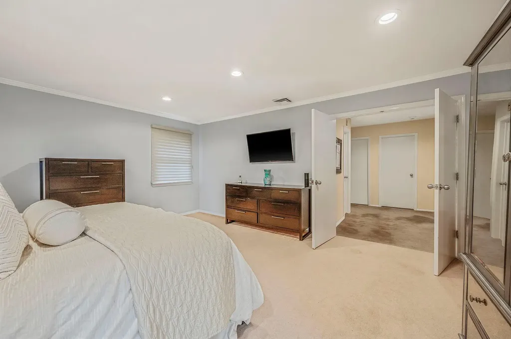 17 Pound Ridge Road Plainview NY 11803