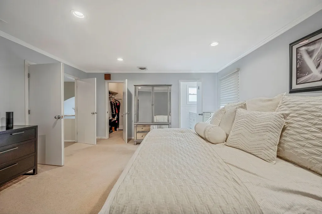 17 Pound Ridge Road Plainview NY 11803