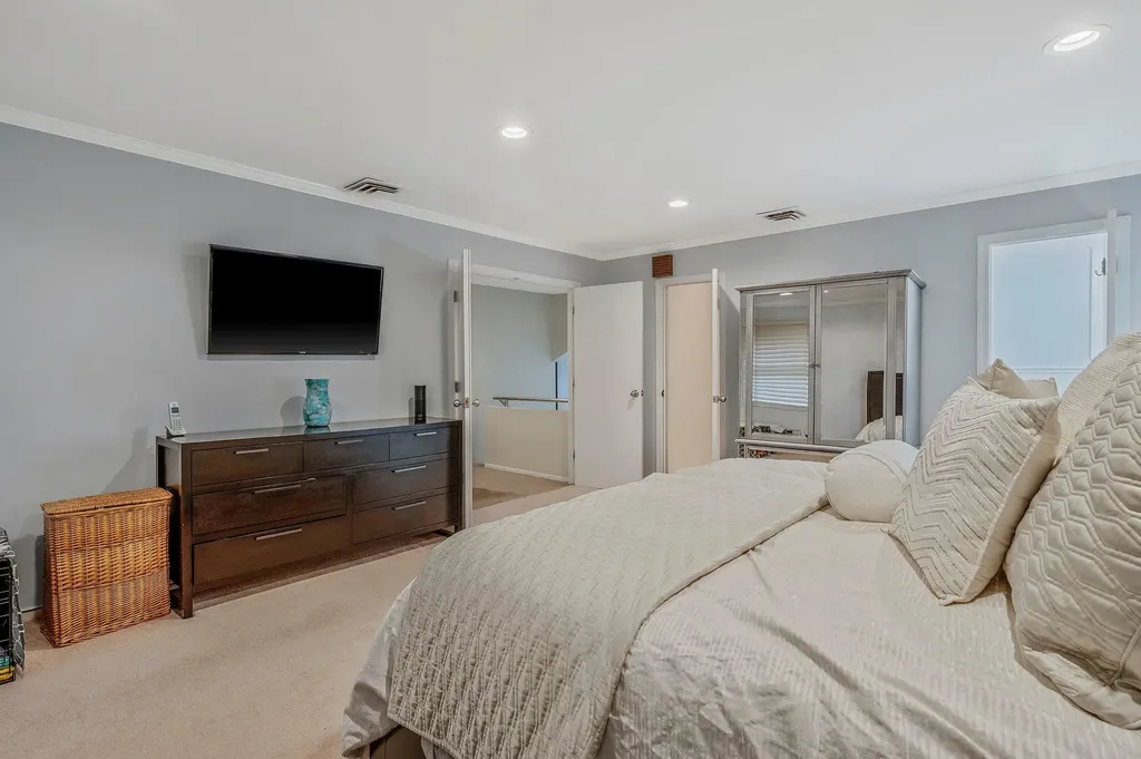 17 Pound Ridge Road Plainview NY 11803