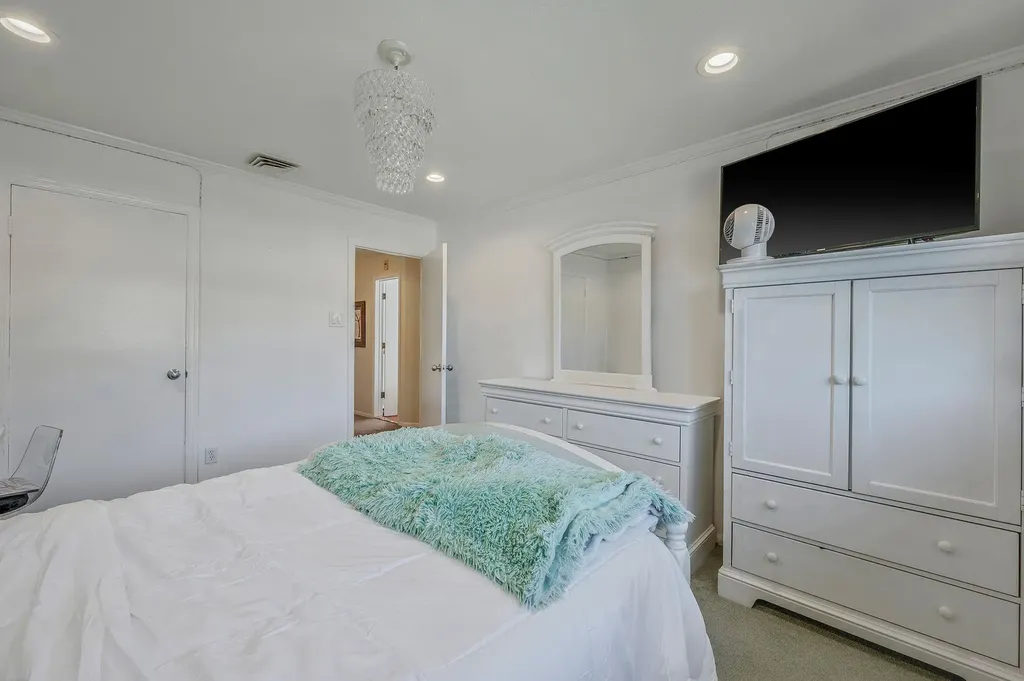 17 Pound Ridge Road Plainview NY 11803