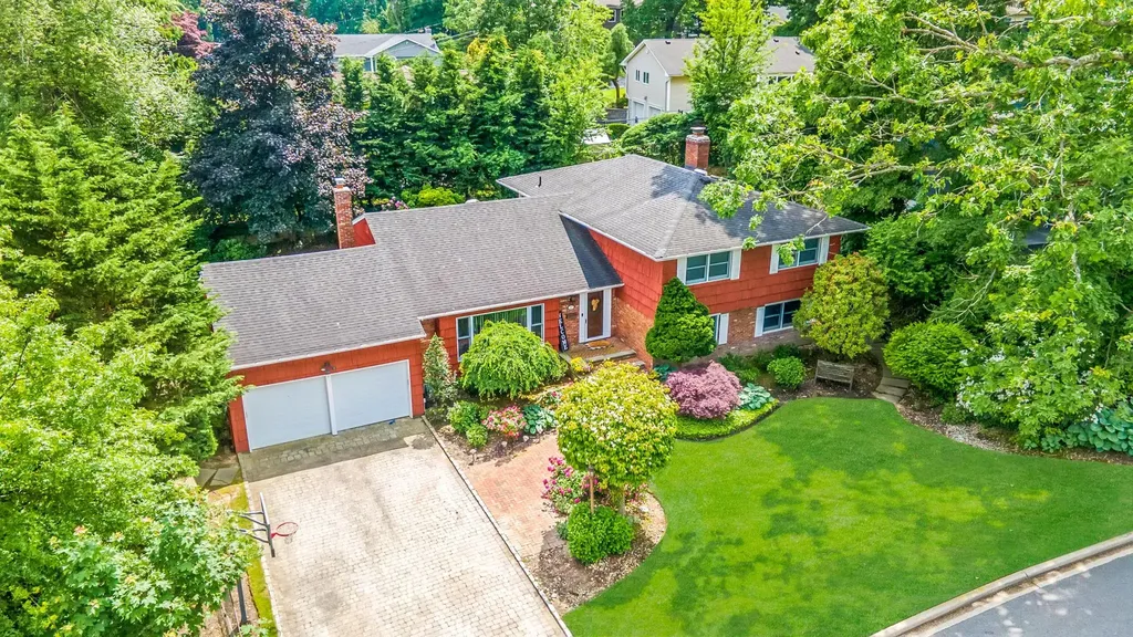 17 Pound Ridge Road Plainview NY 11803