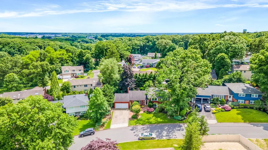 17 Pound Ridge Road Plainview NY 11803