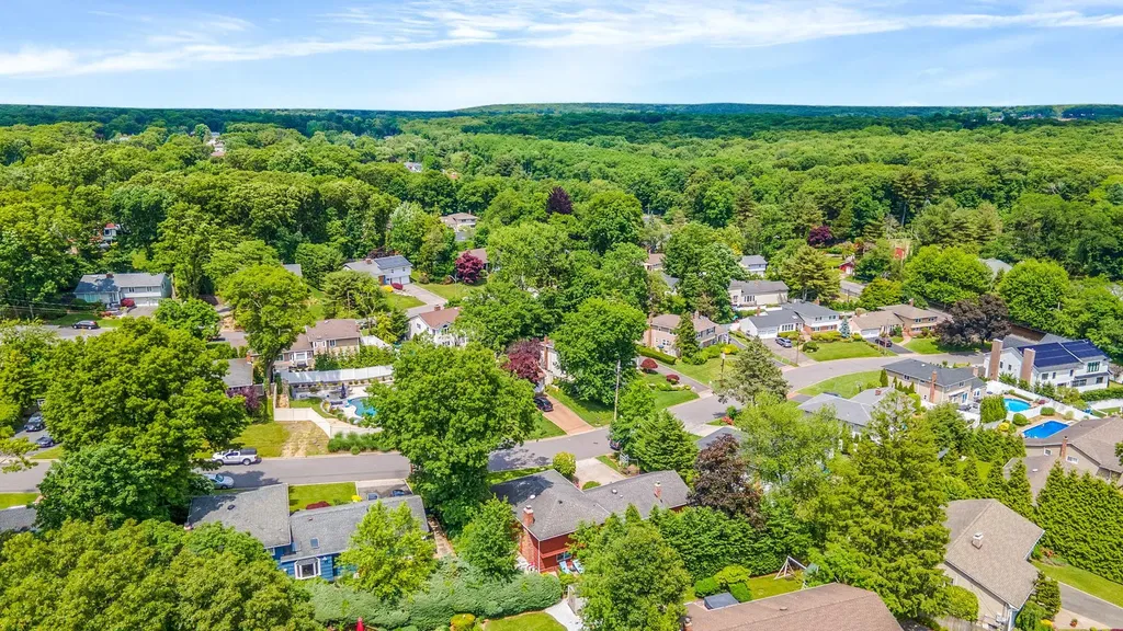 17 Pound Ridge Road Plainview NY 11803