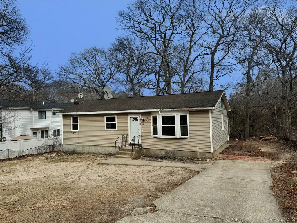 53 W Yaphank Road Medford NY 11763