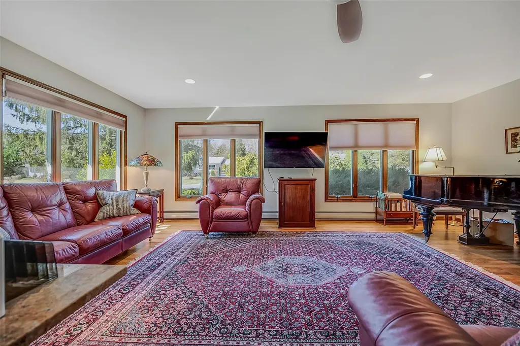 1085 Gin Lane Southold NY 11971