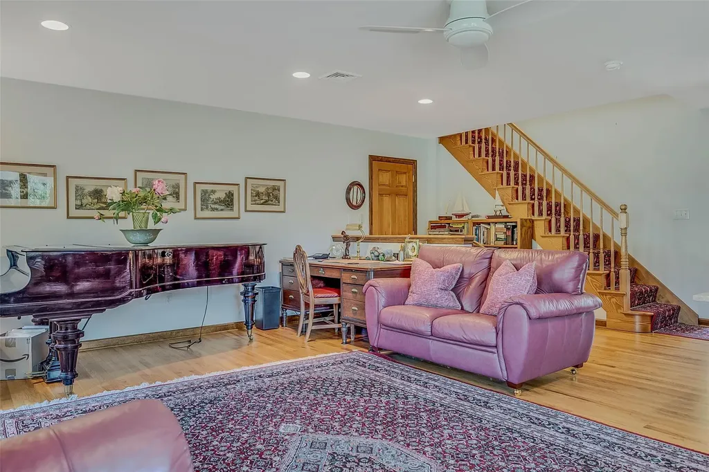 1085 Gin Lane Southold NY 11971