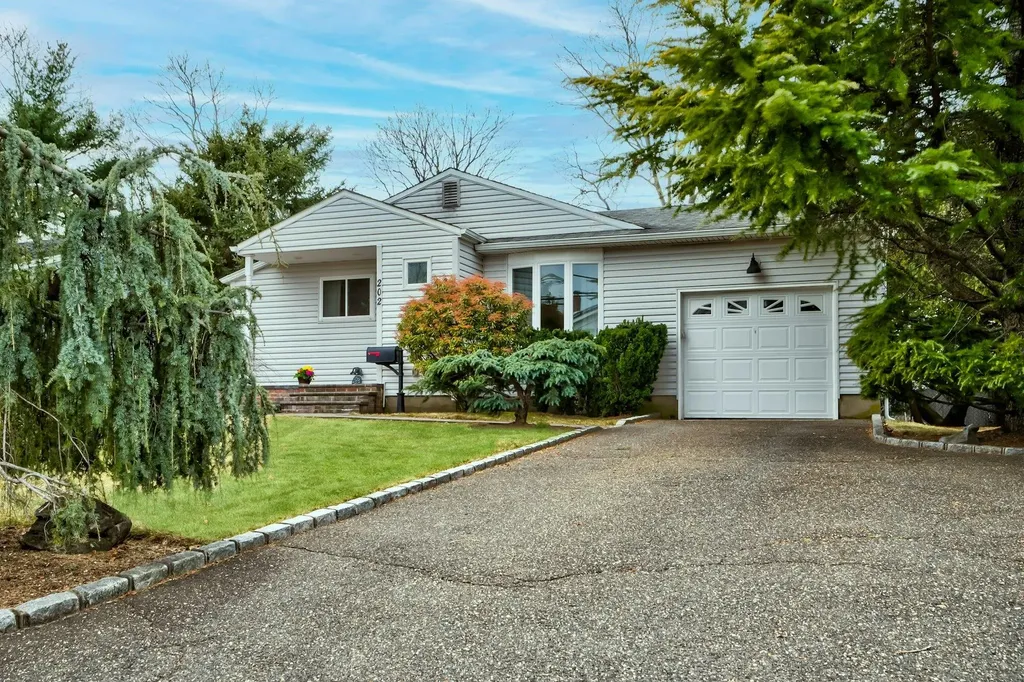 202 Frederick Avenue Babylon NY 11702
