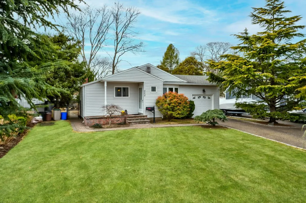 202 Frederick Avenue Babylon NY 11702