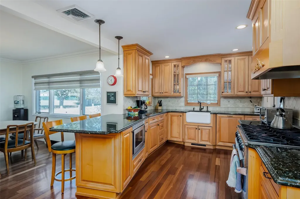 42 Hollywood Drive Plainview NY 11803