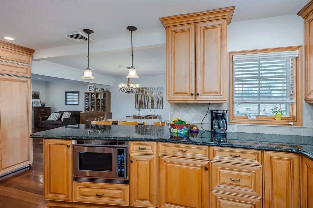 42 Hollywood Drive Plainview NY 11803