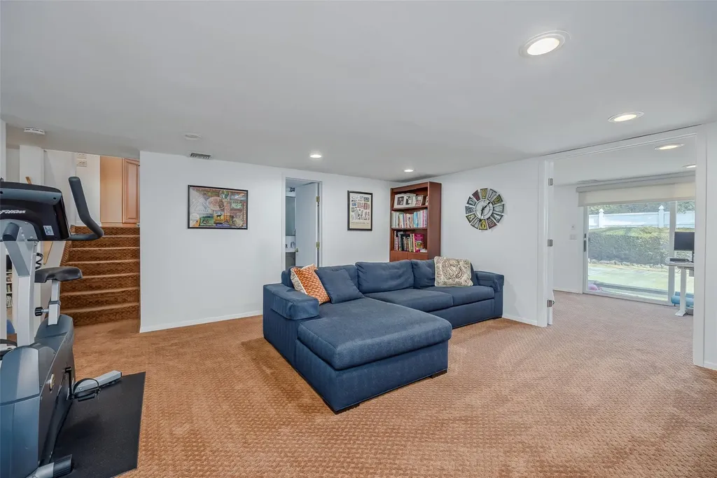 42 Hollywood Drive Plainview NY 11803