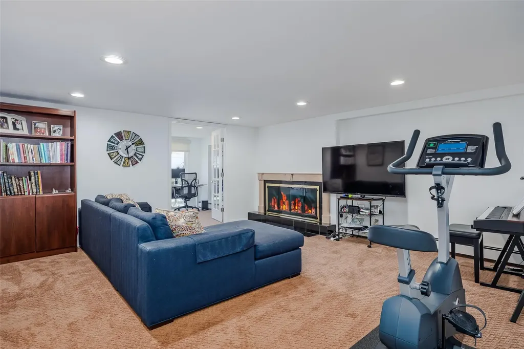 42 Hollywood Drive Plainview NY 11803