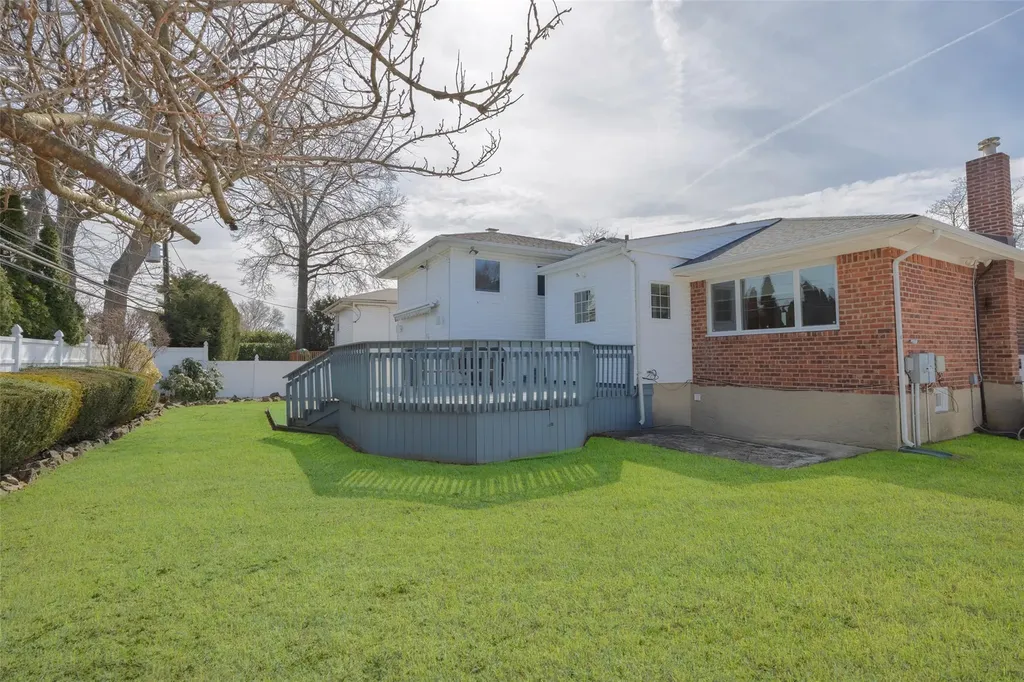 42 Hollywood Drive Plainview NY 11803