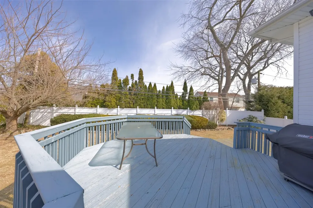 42 Hollywood Drive Plainview NY 11803