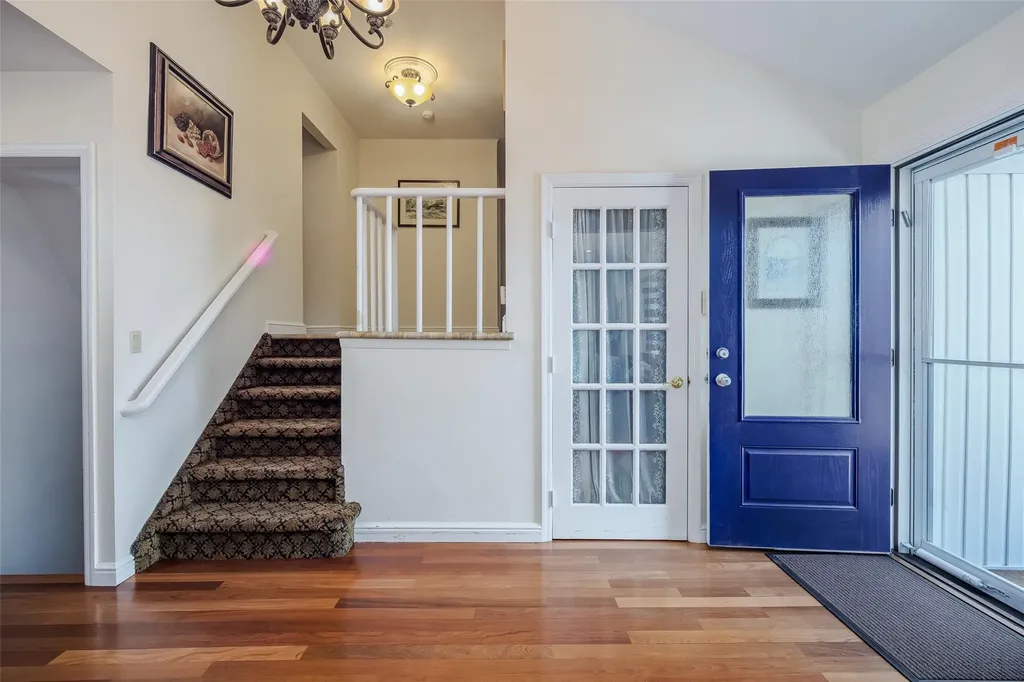 42 Hollywood Drive Plainview NY 11803