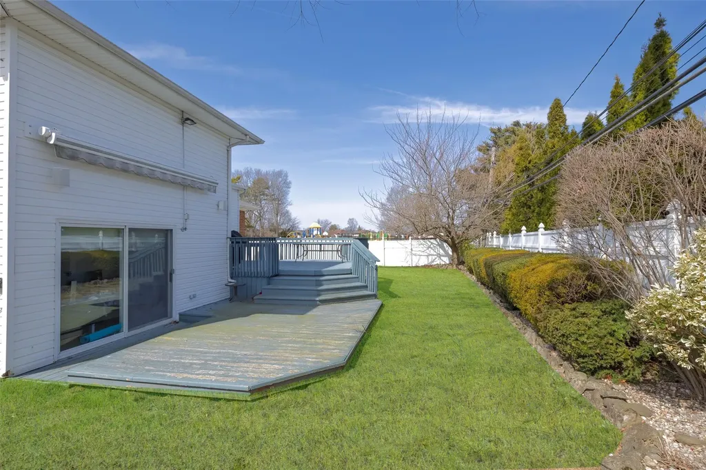42 Hollywood Drive Plainview NY 11803
