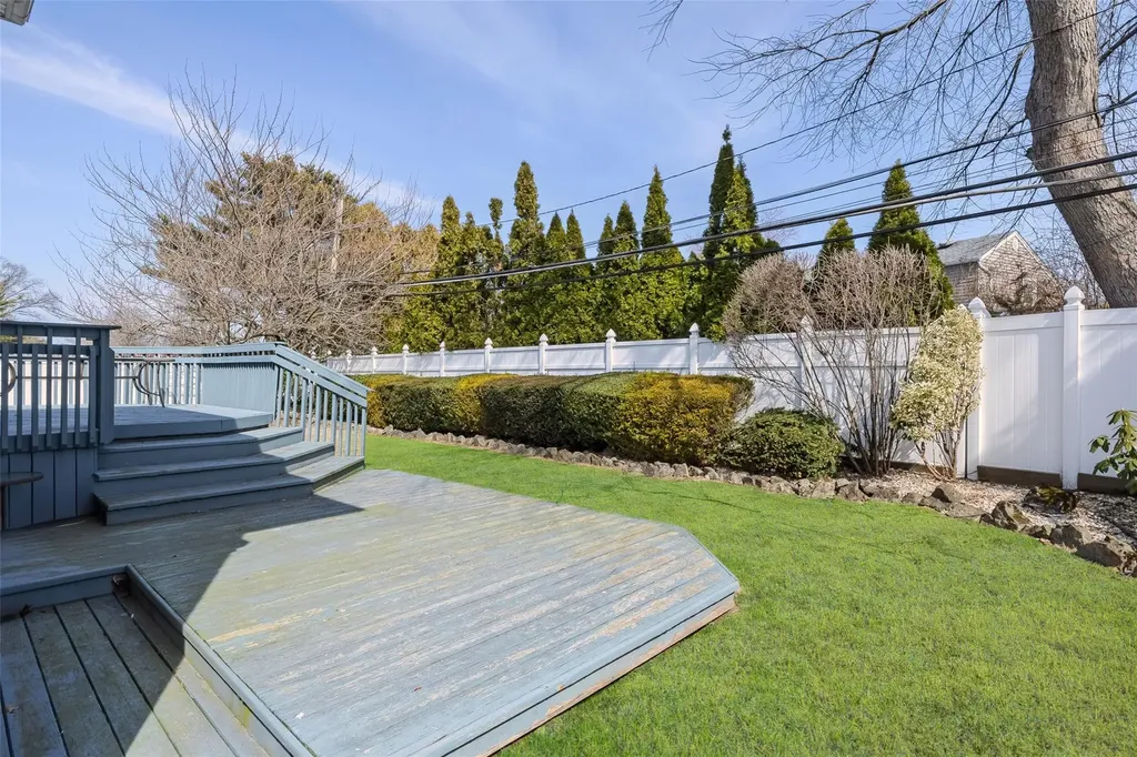 42 Hollywood Drive Plainview NY 11803